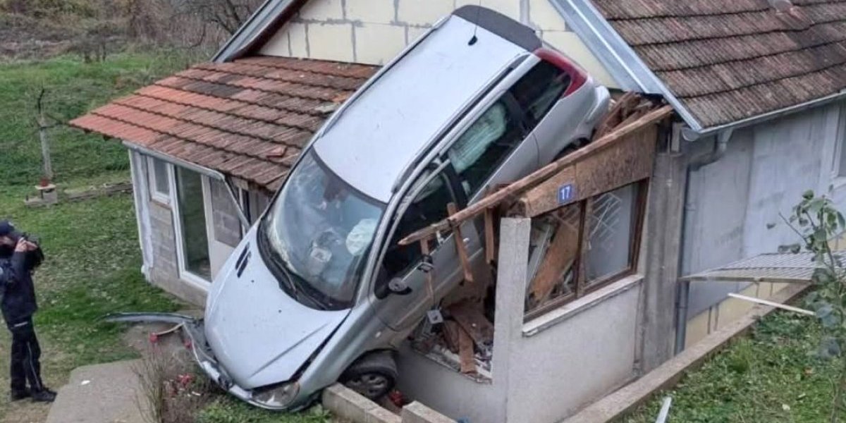 Proleteo kroz krov kuće: Bizarna nezgoda kod Ćuprije (FOTO)