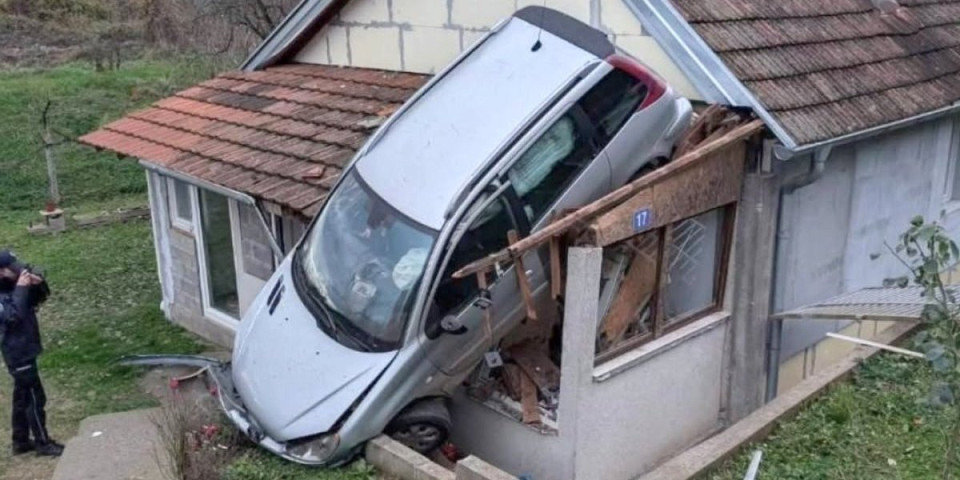 Proleteo kroz krov kuće: Bizarna nezgda kod Ćuprije (FOTO)
