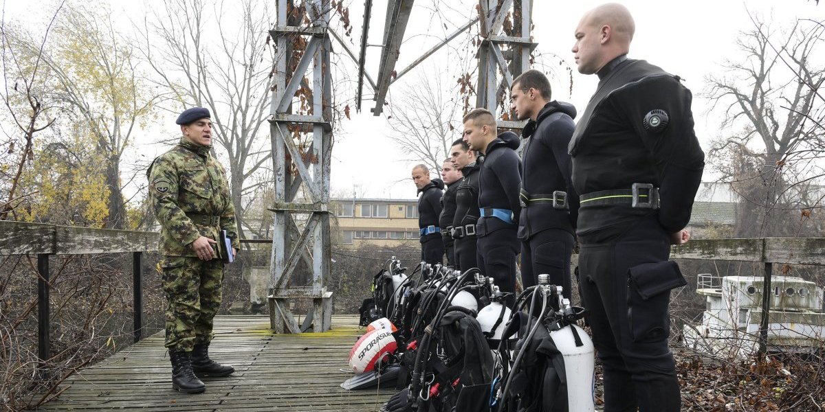 Na lepom ledenom Dunavu! Evo šta rade kandidati za lakog ronioca Rečne flotile (FOTO)
