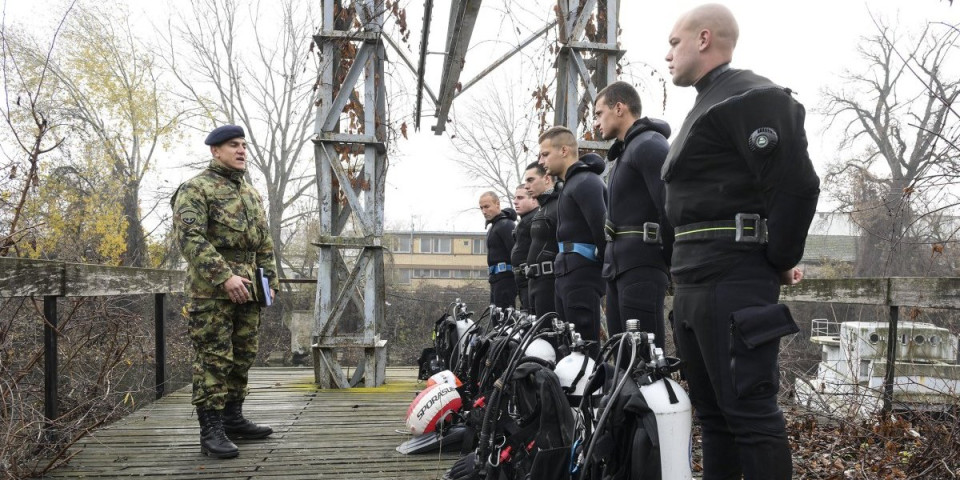 Na lepom ledenom Dunavu! Evo šta rade kandidati za lakog ronioca Rečne flotile (FOTO)