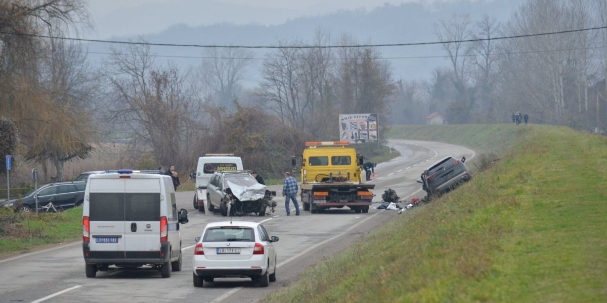 Prešao u suprotnu traku udario jedno vozilo, pa odleteo na drugo: Novi detalji nesreće kod Loznice (FOTO/VIDEO)