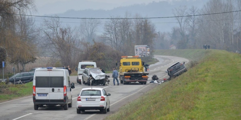 Prešao u suprotnu traku udario jedno vozilo, pa odleteo na drugo: Novi detalji nesreće kod Loznice (FOTO/VIDEO)
