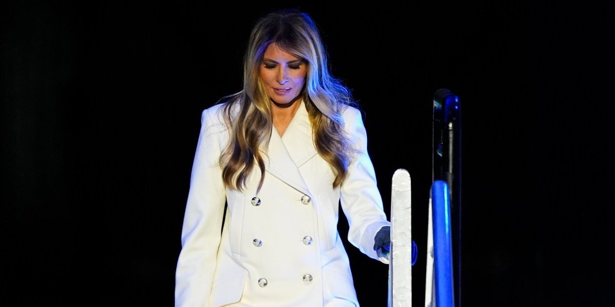 Melanija Tramp nikad lepša: Blistala u belom kaputu, a ono što je uradio Donald je obišlo svet (FOTO)