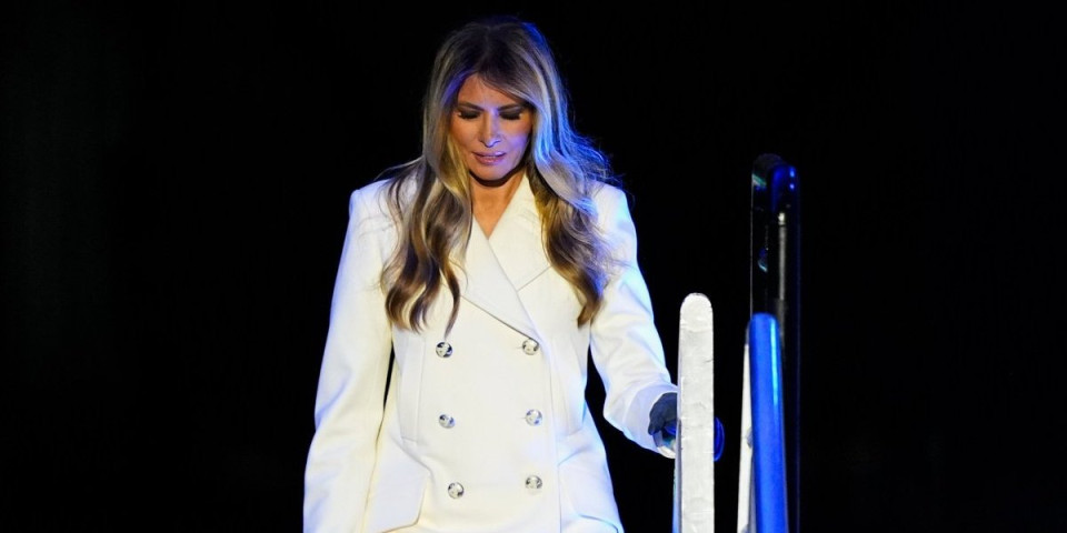 Melanija Tramp nikad lepša: Blistala u belom kaputu, a ono što je uradio Donald je obišlo svet (FOTO)