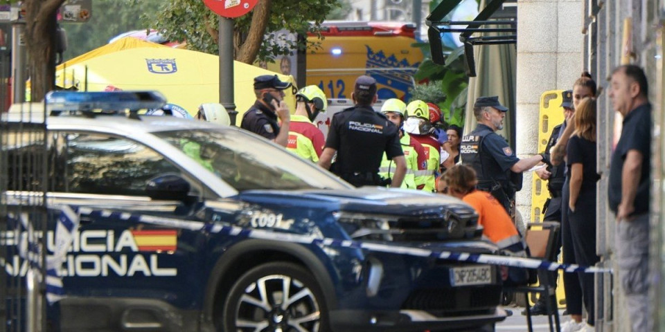 Jeziva tragedija: Majka skočila sa desetog sprata sa dvoje dece u naručju: Žena preminula na licu mesta, mališanima se bore za život!