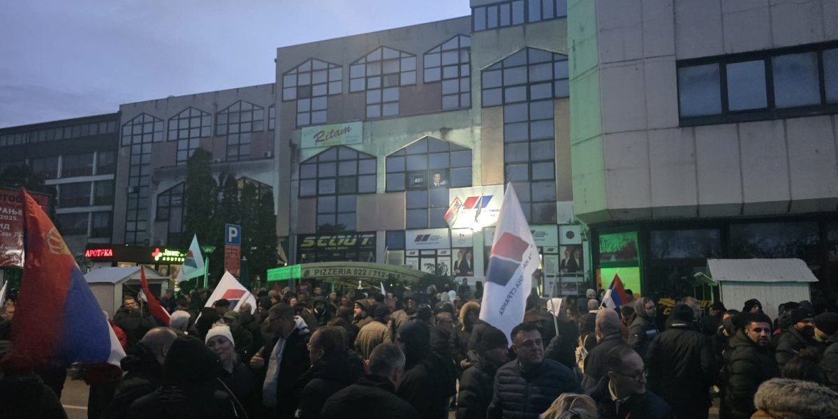 Nakon sat vremena građani ne prestaju da se okupljaju!