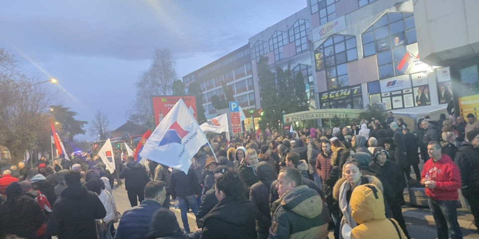 Blokaderi pucaju po svim šavovima: Nema ih ni 100, dok je više hiljada građana protiv blokada okupljeno u Šidu (FOTO)