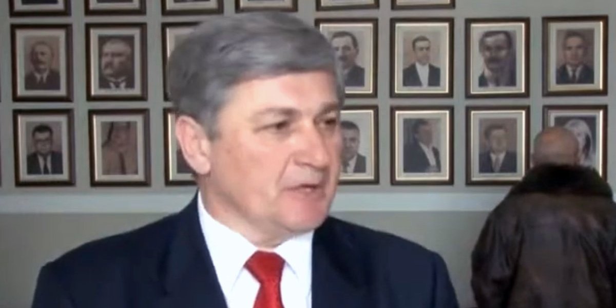 Živeo kao car dok je bio deo vlasti, a sad je pljuje na sva usta: Jolović godinama muljao po Lučanima, čim je zglajznuo - trk na opozicione medije