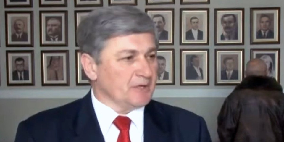 Živeo kao car dok je bio deo vlasti, a sad je pljuje na sva usta: Jolović godinama muljao po Lučanima, čim je zglajznuo - trk na opozicione medije