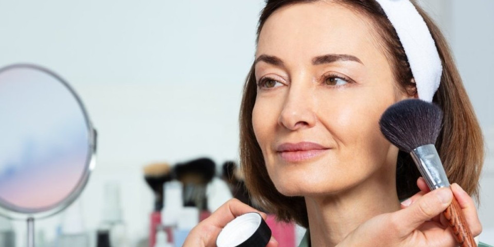 5 trikova u šminkanju za žene u pedesetim: Brišu godine sa lica i osvežavaju izgled