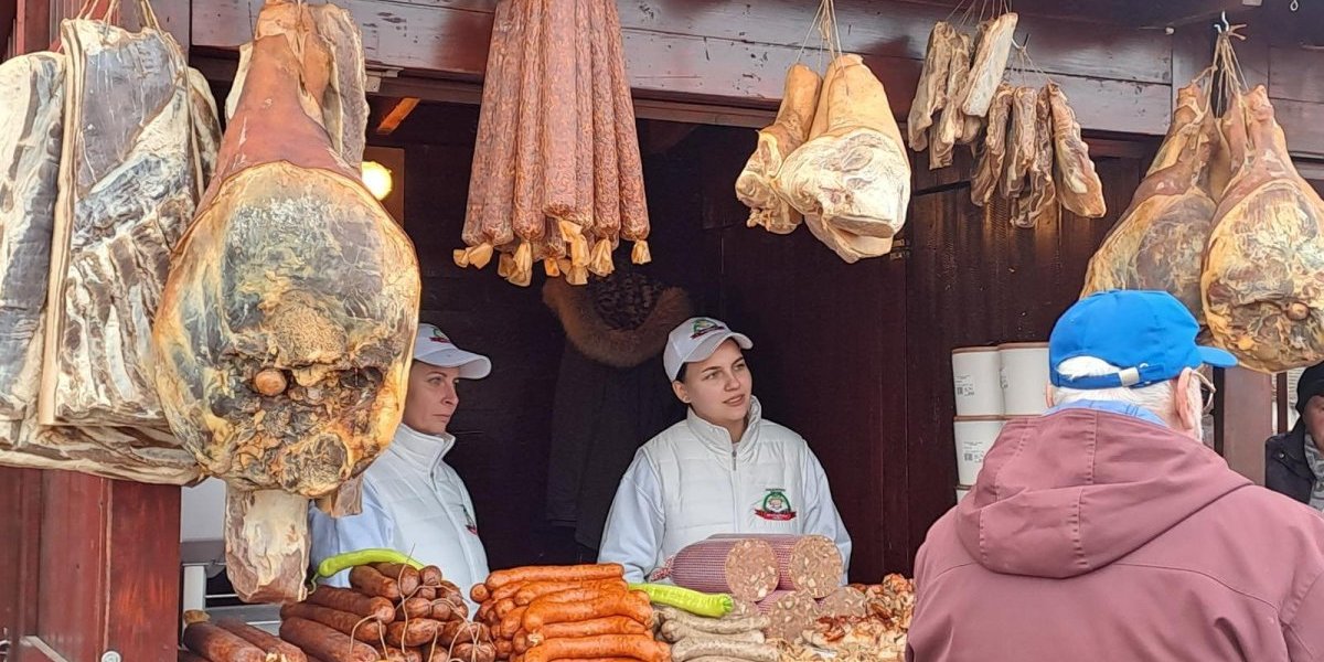 Jelo se i pilo, niko gladan otišao nije! U Adorijanu podeljeno na hiljade kobasica i hurki