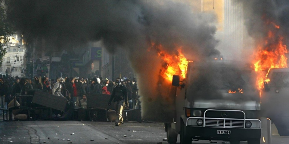(FOTO/VIDEO) Hapsi, milicijo moja: Demonstranti - nasilnici razvaljuju Grčku! Gađali policiju kamenicama, palili kante... A onda su dobili svoje