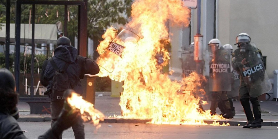 (FOTO) Da li vam je ovo poznato odnekud?! Blokiraju puteve, neće dijalog, apsurdni zahtevi - Grčki blokaderi prepisuju srpski scenario obojene revoluvcija
