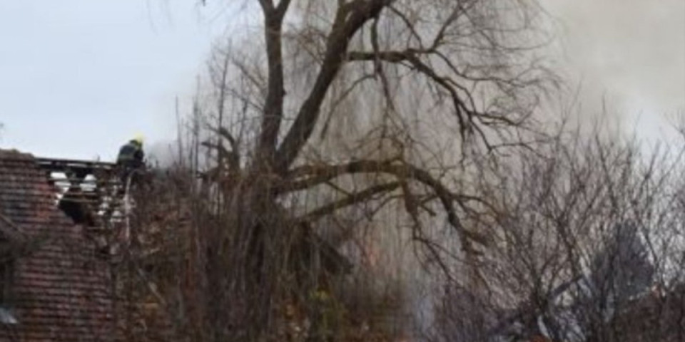 Izgorelo do temelja: Vatra progutala celu zgradu bivšeg kombinata u Kučevu (VIDEO)