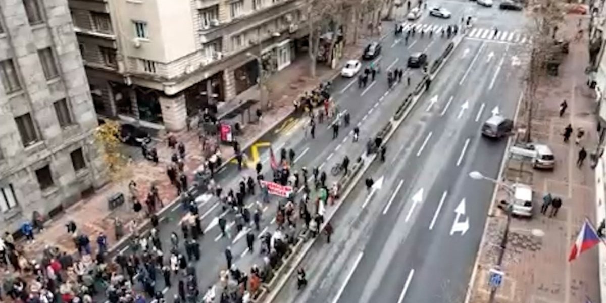 Totalni blokaderski debakl! Okupilo se kuso i repato ispred Ustavnog suda - evo ko ih predvodi (FOTO/VIDEO)