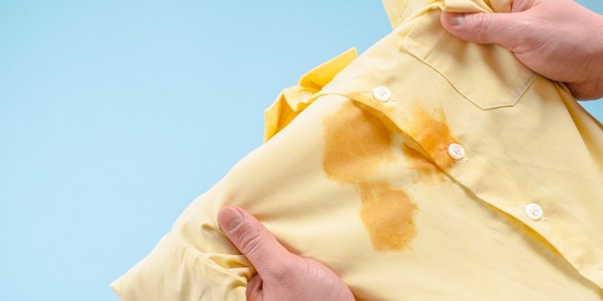 Bakin trik za ukljanjanje fleka od ulja: Nestaju za 10 minuta kao da odeća nije bila ni uprljana