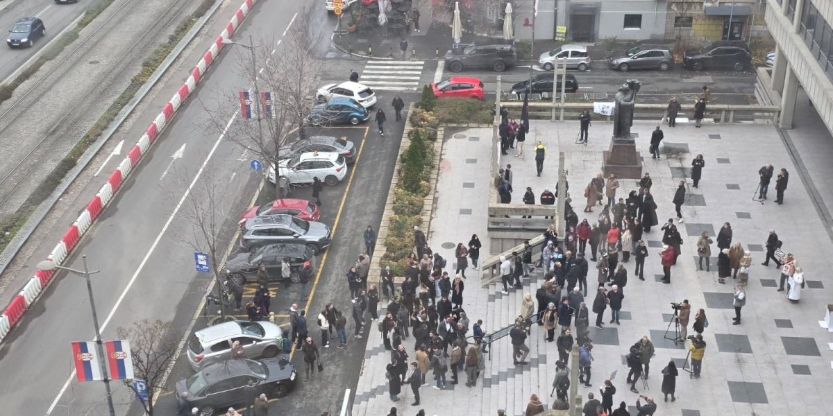 Propao im još jedan skup podrške teroristima: Evo koliko se blokadera okupilo ispred Palate pravde (FOTO)