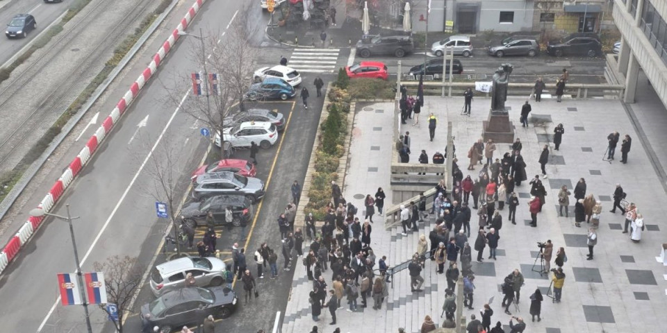 Propao im još jedan skup podrške teroristima: Evo koliko se blokadera okupilo ispred Palate pravde (FOTO)