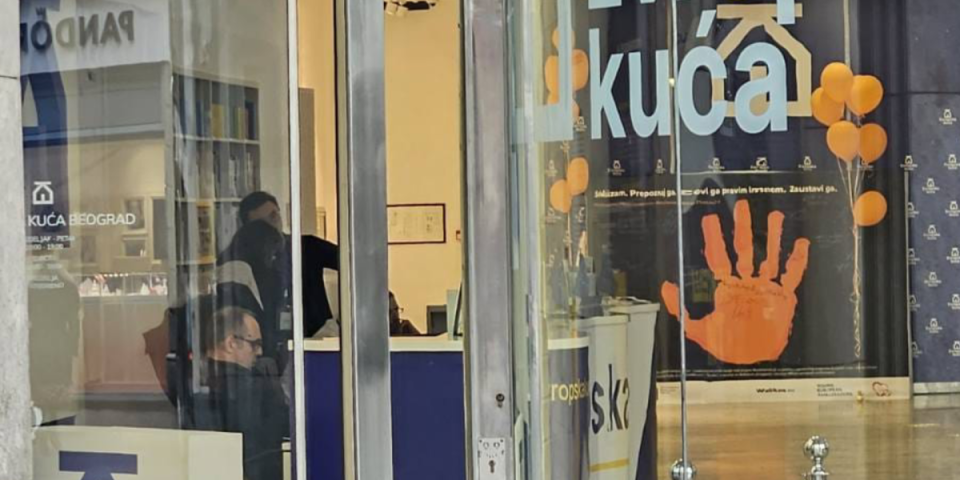 (FOTO) Strašan skandal u centru Beograda: "Krvava šaka" u Evropskoj kući?!