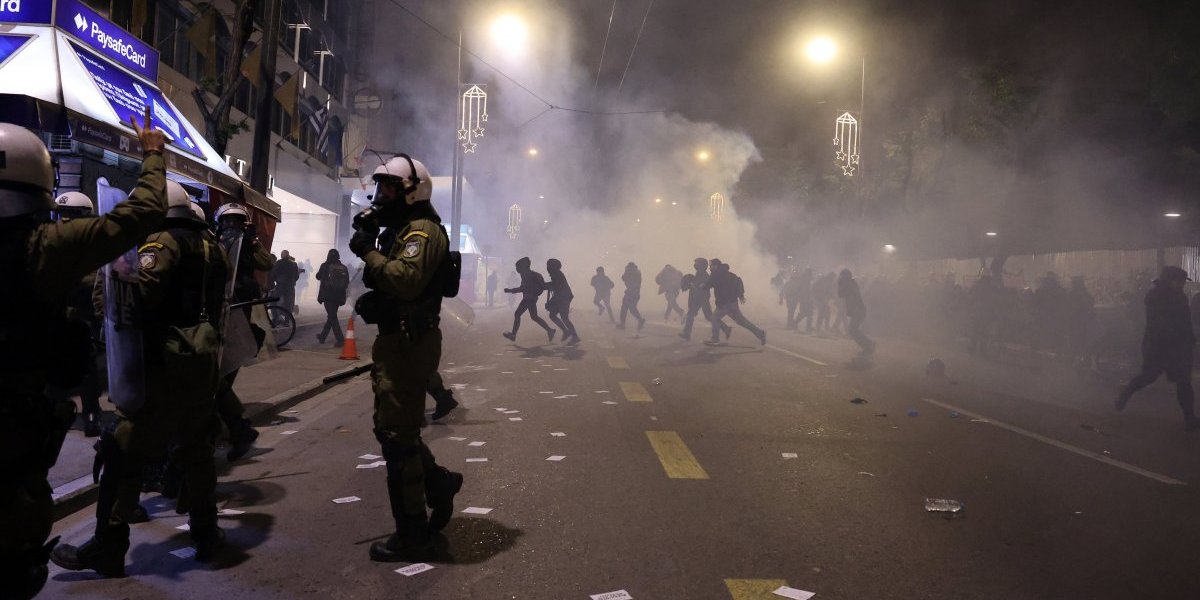 (FOTO) Pakao u Grčkoj: Zaustavljen saobraćaj, aerodrom zatvoren, granični prelazi blokirani! Sukob policije i demonstranata eskalirao