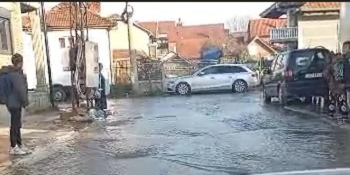 Ovuda se ne može: Pukla cev, voda teče ulicama (VIDEO)