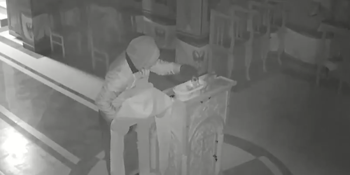 Išao od ikone do ikone i krao pare: Sramotan snimak iz crkve (VIDEO)