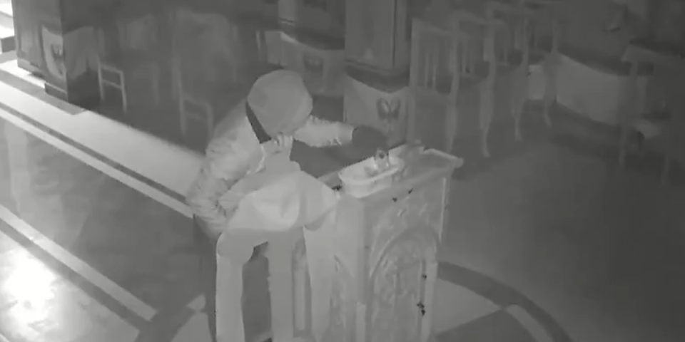 Išao od ikone do ikone i krao prilog: Sramotan snimak iz crkve (VIDEO)