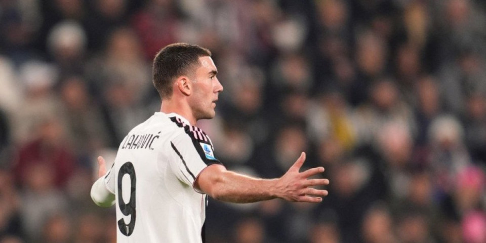 Vlahović na štakama: Prva slika srpskog golgetera posle operacije (FOTO)