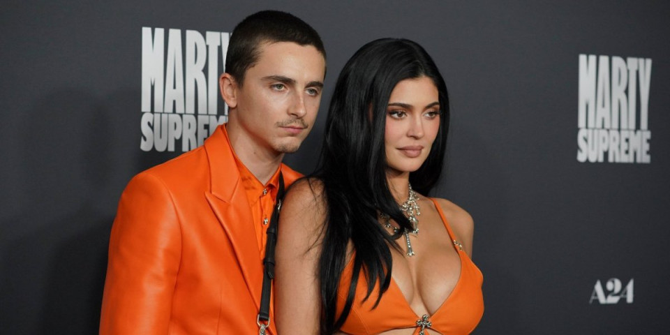 Bujne grudi samo što nisu ispale iz haljine: Kajli zapalila crveni tepih, a kad se okrenula svima popadale vilice (FOTO)