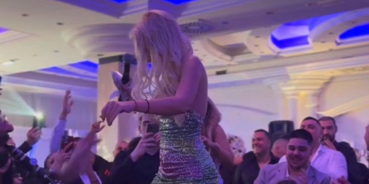 Sve za pare: Pevačica stala na bubnjeve pa raširila noge - Šlic nije izdržao