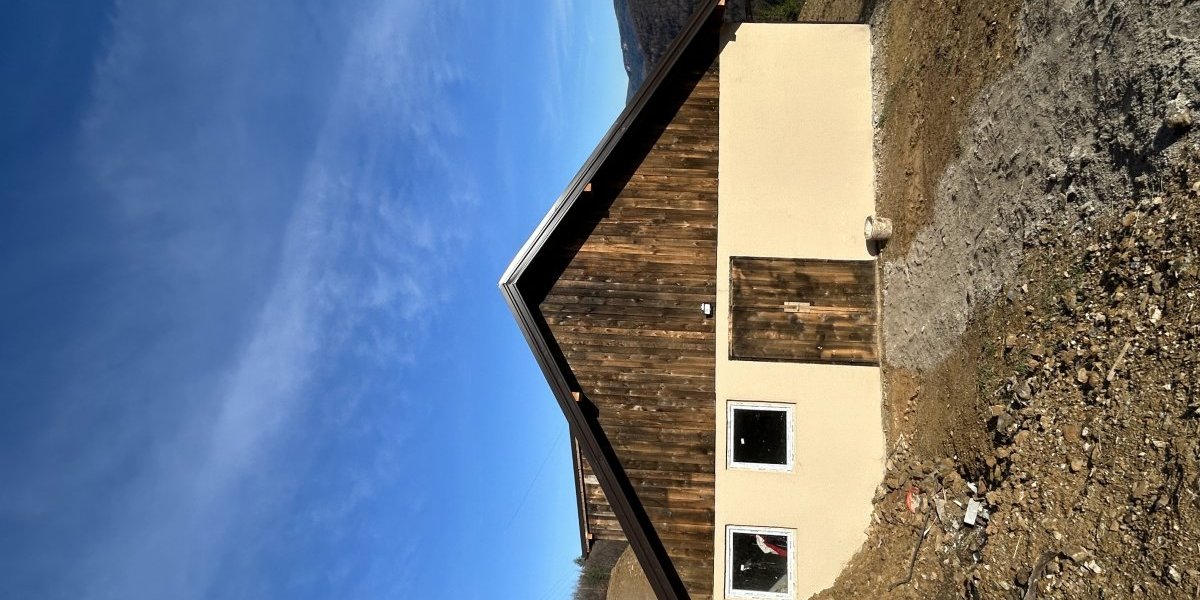 Pored kuće, sagrađena je i velika štala, sa ambarom za seno