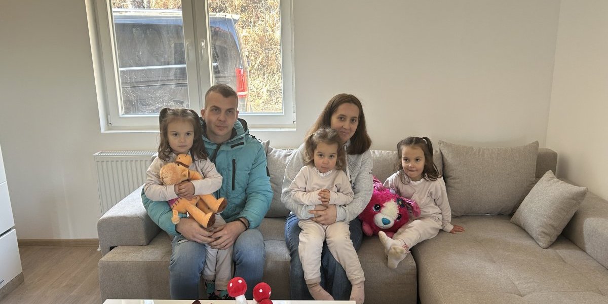 "Naše selo ponovo diše, a mi prvi put dišemo punim plućima" - Ova porodica će dočekati Novu Godinu u novom domu!