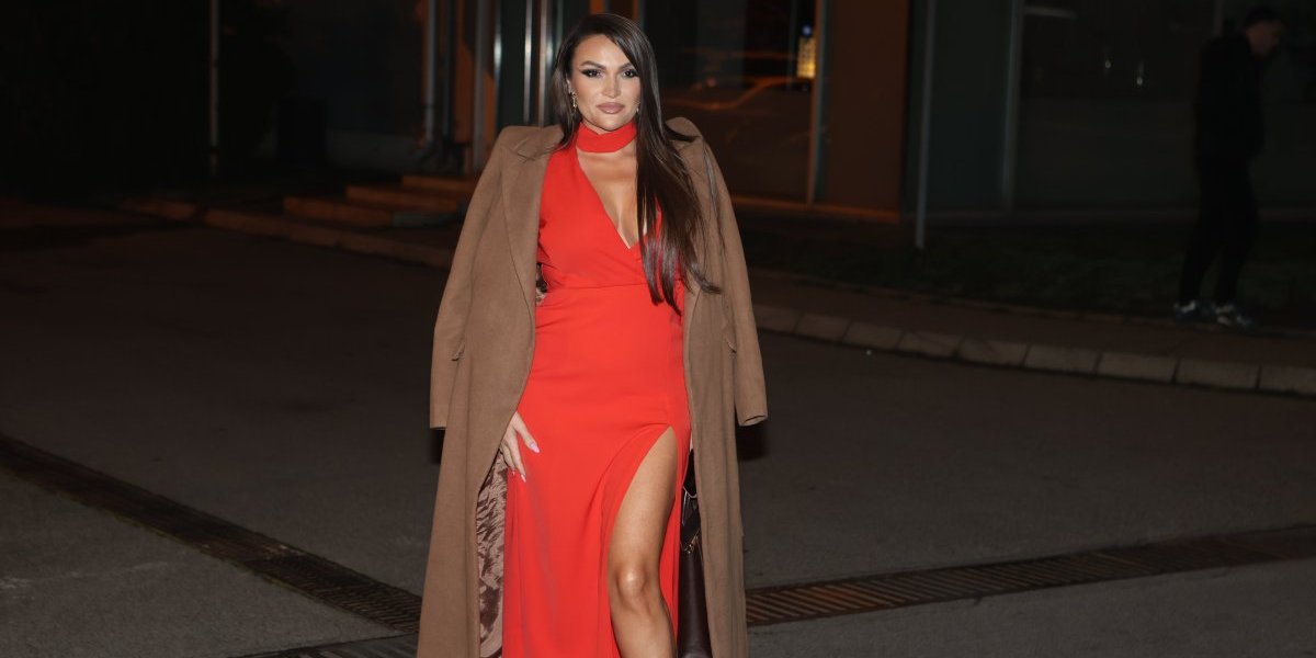 Šlic do kuka i dubok dekolte - Pevačica ne brine: "Moj muž nije ljubomoran" (VIDEO)