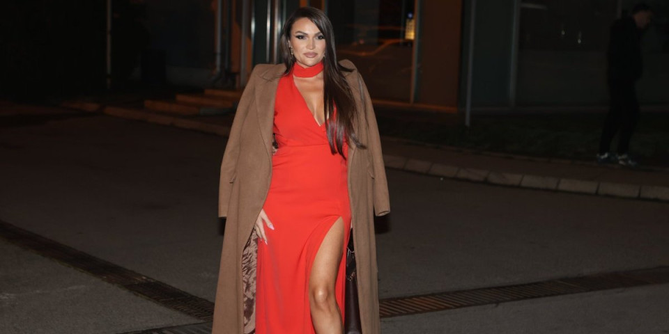 Šlic do kuka i dubok dekolte - Pevačica ne brine: "Moj muž nije ljubomoran" (VIDEO)