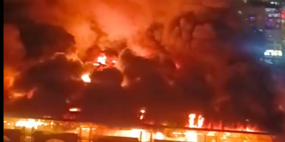 Uznemirujuće! Plamen svirepo guta ljude - Čak 16 mrtvih! Jezivi snimak će vam zalediti krv u žilama! (FOTO/VIDEO)