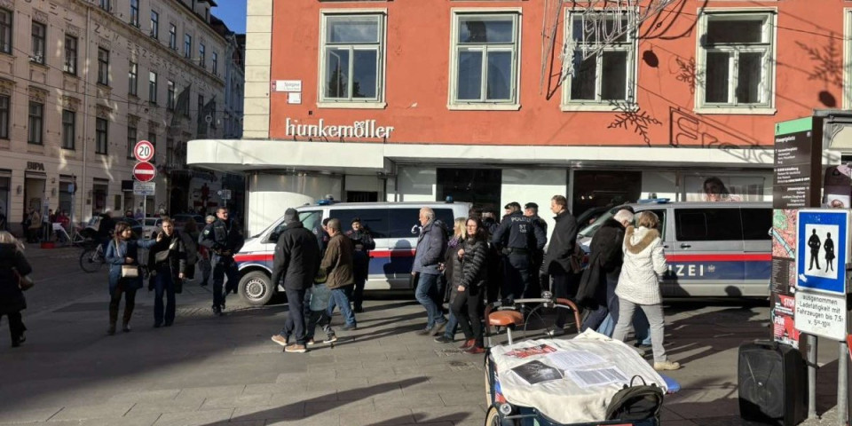 Hit scene iz Graca! Služi se "votka Arnautović", cena "prava sitnica", grad vrvi od policije (FOTO)