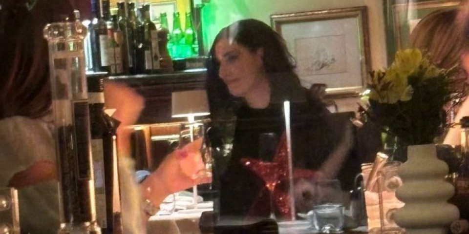 (PAPARACO) Mira Škorić uhvaćena s poznatim muškarcem na večeri: Sa njim se noću viđa