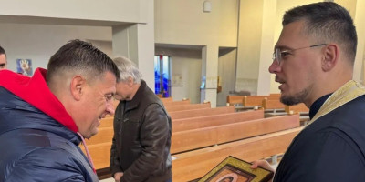 Zvezdina delegacija dobila blagoslov pred Šturm: Milojeviću ikona na poklon (FOTO)