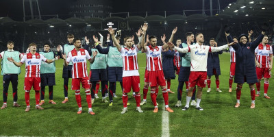 Ludnica u Gracu: Fudbaleri Zvezde sa navijačima slave pobedu (VIDEO)