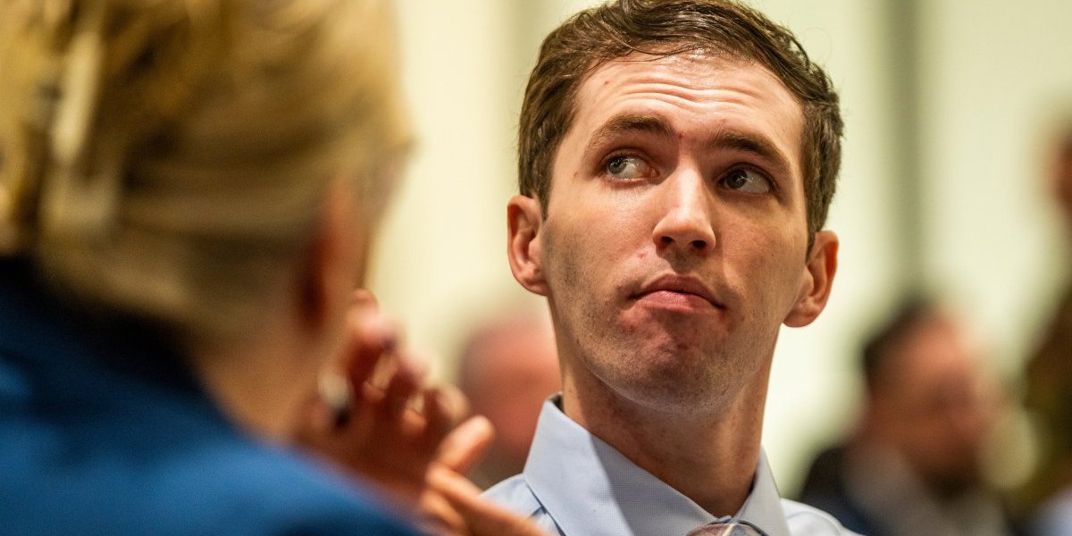 (FOTO/VIDEO) Šokantne slike kruže internetom: Osumnjičeni za ubistvo Čarli Kirka došao veseo u sudnicu, a evo kakva kazna mu preti...