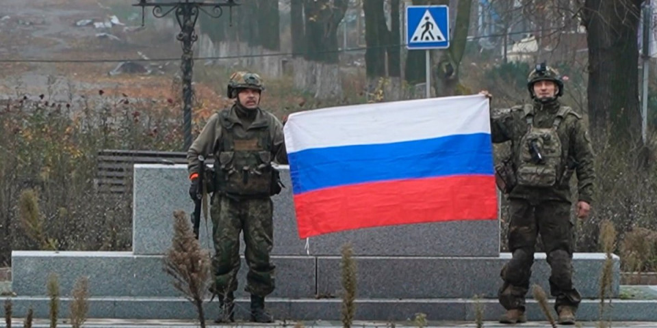 (VIDEO) Počela masovna predaja Ukrajinaca! Bacaju oružje i kreću ka ruskim snagama, potpuno su opkoljeni