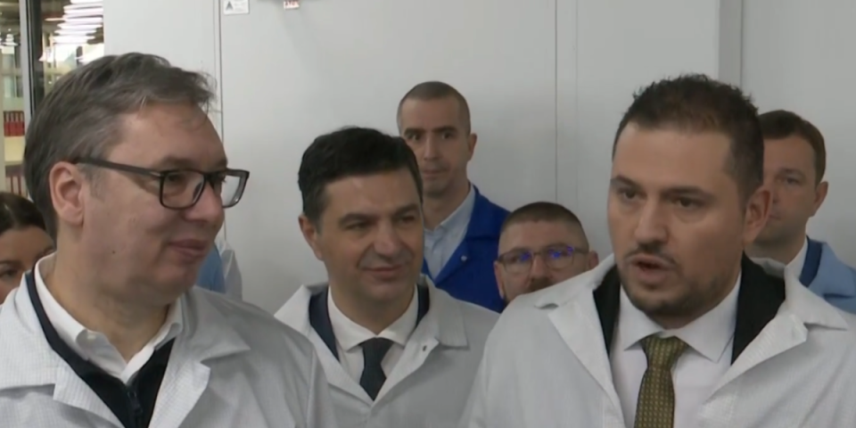 "U našoj zemlji je stopa nezaposlenosti najniža!" Vučić u Nišu: Predsednik Srbije obilazi kompaniju Yumis (VIDEO)