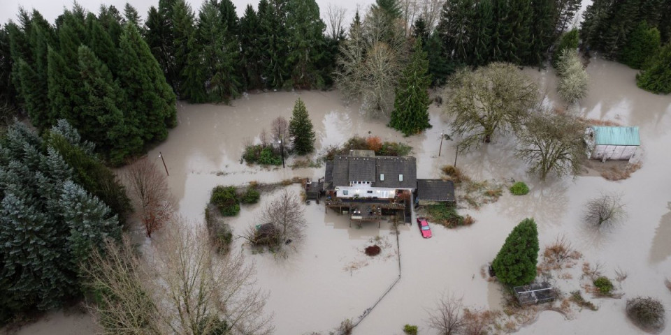 (VIDEO) Gnev prirode se obrušio na Ameriku: Stravične poplave pogodile Vašington, stižu jezivi snimci sa lica mesta