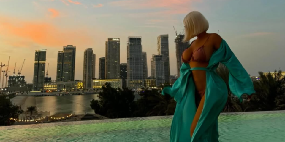 (VIDEO) Akcija na ležaljci: Dara Bubamara sa ovim muškarcem uživa u Dubaiju