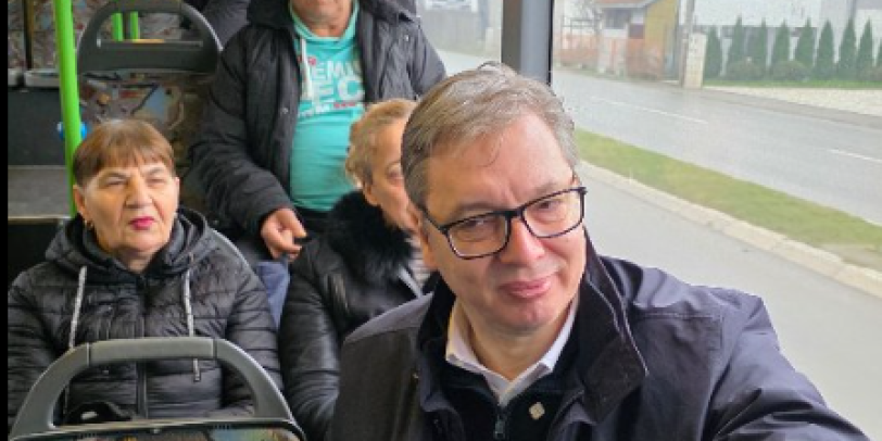 (VIDEO) Ovo ću češće da radim: Vučić se provozao gradskim prevozom u Nišu