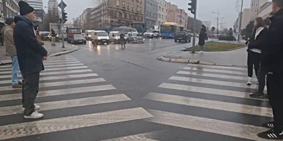Prsli kao lajsne: Osam zgubidana danas maltetiralo Novi Sad (VIDEO)