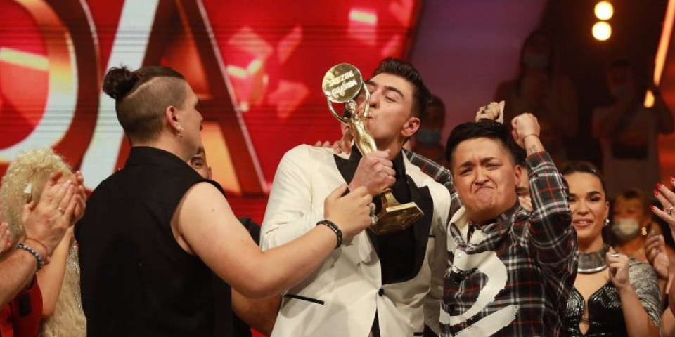 Pobednik Zvezda Granda završio na infuziji - Fanovi zabrinuti za njegovo zdravlje (FOTO)