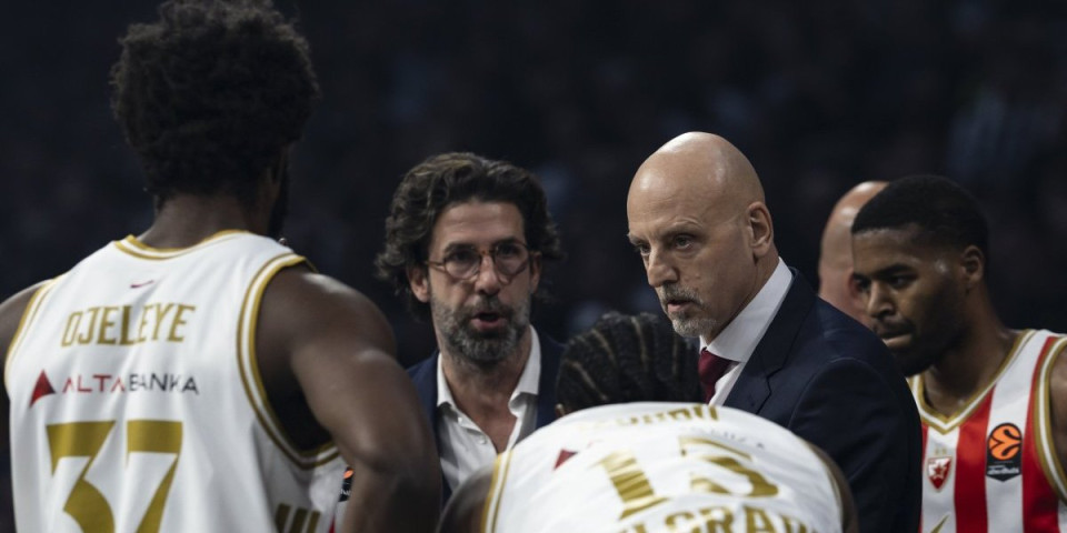 "Na šta ovo liči? Obrukali se za sve pare, sramota": Navijači Zvezde bljuju vatru posle poraza od Partizana (FOTO)