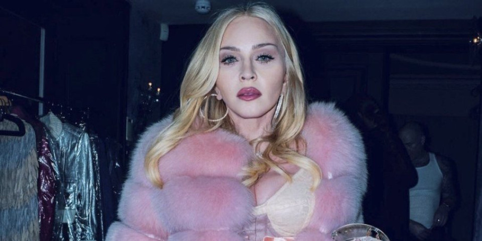 Madona isturila grudi, podigla suknju i pokazala gaćice u sedmoj deceniji (FOTO)