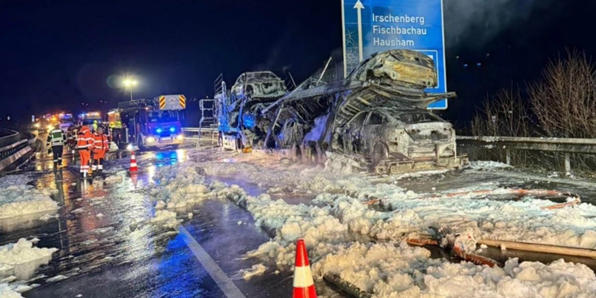 Šest ''mercedesa'' nestalo u požaru: Izgoreo šleper pun luksuznih automobila
